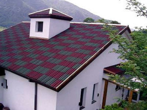 Крыша из серо-красного профнастила