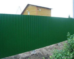 Зеленый высокий забор