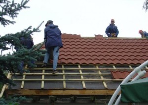 Строители делают крышу