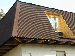 Покрытие крыши на деревянном каркасе