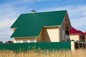 Зеленые крыша и забор