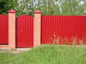 Красный забор и калитка