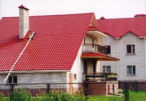 Крыша просторного дома